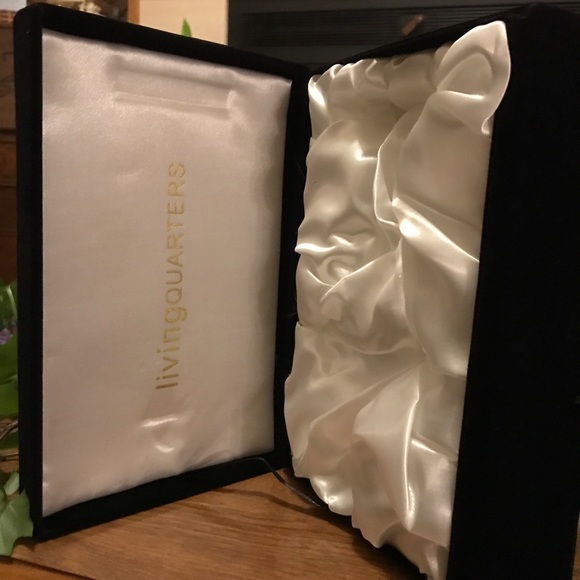 24% Lead Crystal Cross Beautiful Livingquarters. Comes in velvet box. - Picture 2 of 4